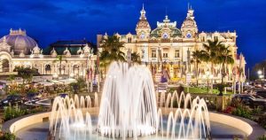 Monte-Carlo - Blick auf den Brunnen vor dem Casino bei Reisemagazin Plus