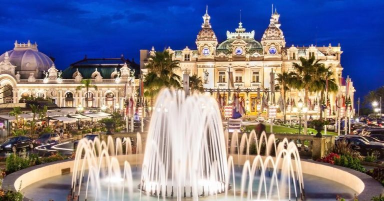 Monte-Carlo - Blick auf den Brunnen vor dem Casino - bei Reisemagazin Plus
