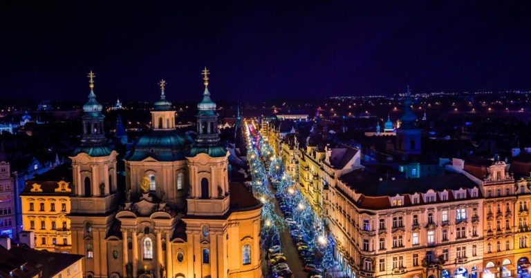 Prag - Blick auf die Dächer der Altstadt bei Nacht