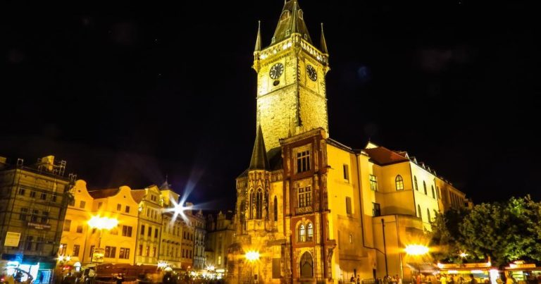 Prag - Blick auf das Altstädter Rathaus bei Nacht