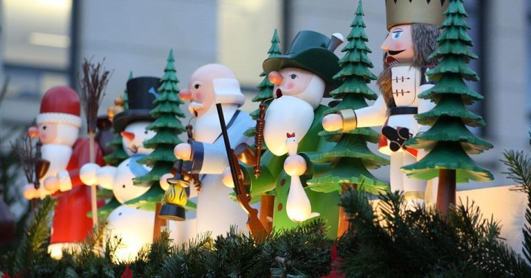 Weihnachtsmarkt Dresden - Weihnachtliche Holzfiguren - bei Reisemagazin Plus