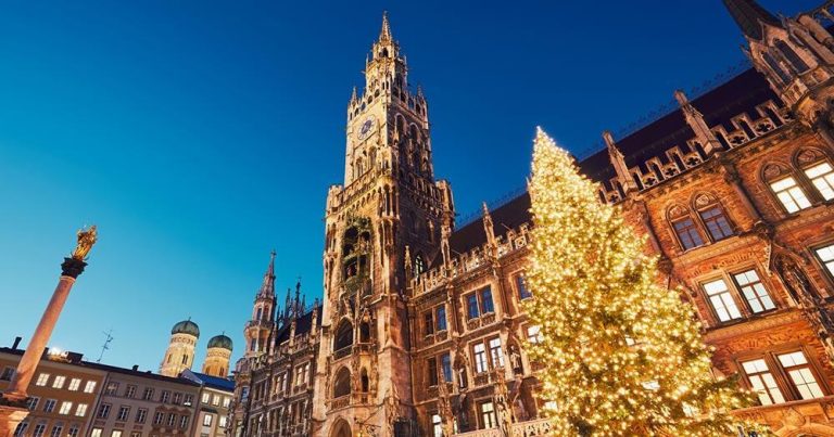 Münchner Christkindlmarkt - Münchner Rathaus mit Christbaum