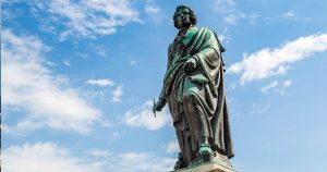 Salzburg - Statue von Wolfgang Amadeus Mozart bei Reisemagazin Plus