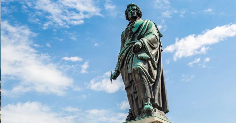 Salzburg - Statue von Wolfgang Amadeus Mozart - bei Reisemagazin Plus