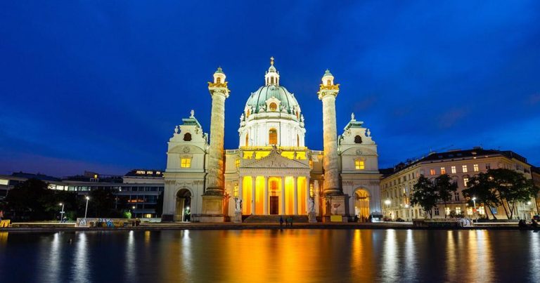 Wien - Karlskirche bei Nacht - bei Reisemagazin Plus