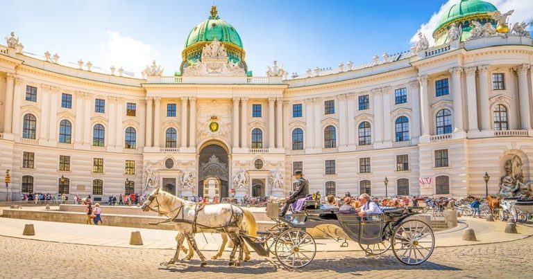 Wien - Alte Hofburg mit Fiaker