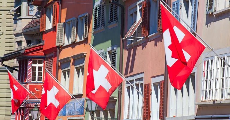 Zürich - Flaggenpracht in der Züricher Altstadt - bei Reisemagazin Plus