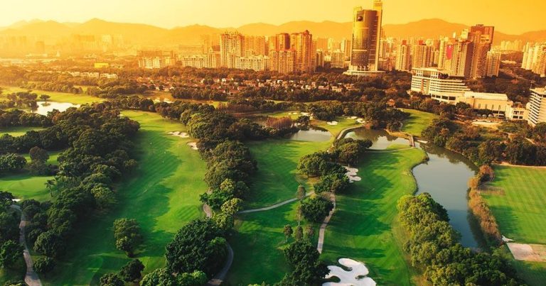 Shenzhen - Stadtgolfkurs im Abendlicht - bei Reisemagazin Plus