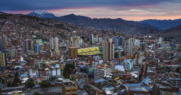 La Paz - Skyline von La Paz im Abendlicht - bei Reisemagazin Plus