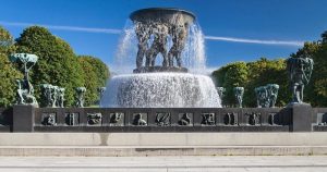 Oslo - Der Brunnen im Vigeland Park bei Reisemagazin Plus