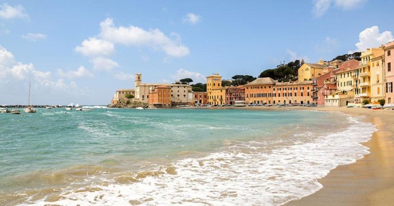 Saint Tropez - Strand mit Hotels - bei Reisemagazin Plus