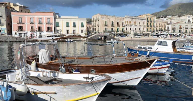 Liparische Inseln - Hafen von Lipari