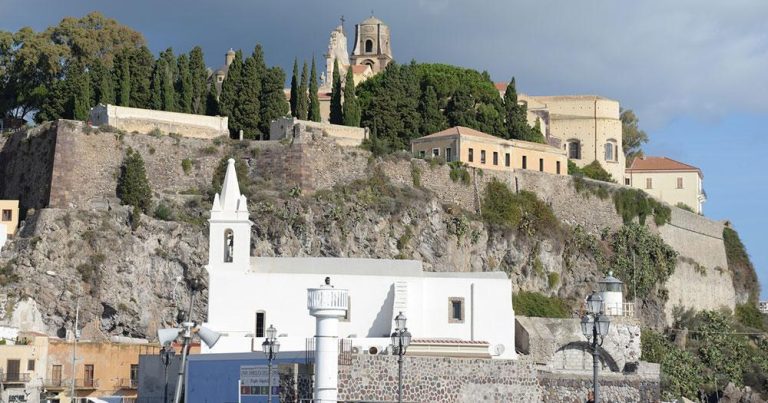 Liparische Inseln - Burgberg in Lipari - bei Reisemagazin Plus