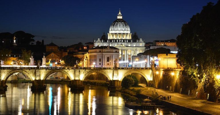 Vatikanstadt - abendlicher Blick über den Tiber zum Petersdom - bei Reisemagazin Plus