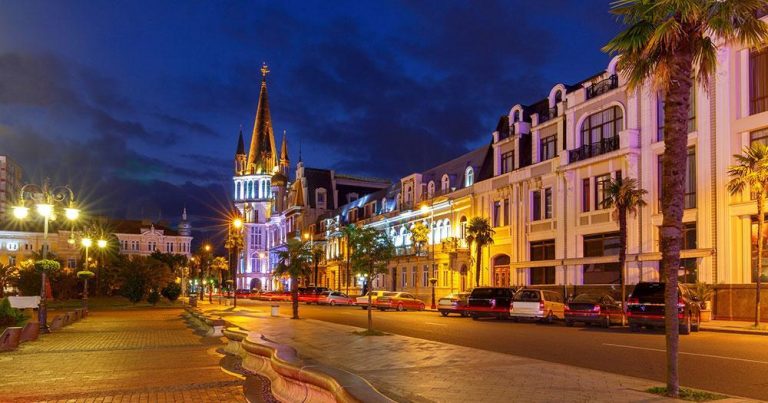 Batumi - Der Europaplatz am Abend - bei Reisemagazin Plus