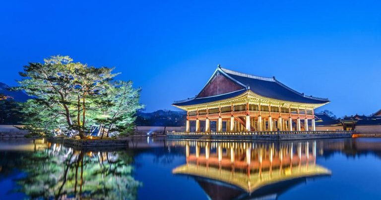 Seoul - Gyeongbokgung Palast am Abend - bei Reisemagazin Plus