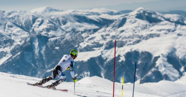 Slalom-Skifahrer in Gudauri, Georgien - bei Reisemagazin Plus