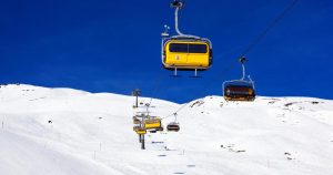 Blick auf Skilifte und Piste in St. Moritz bei Reisemagazin Plus