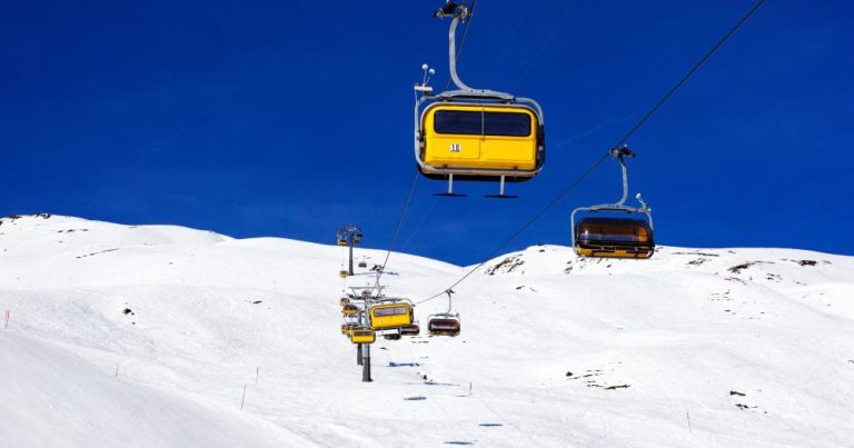 Blick auf Skilifte und Piste in St. Moritz - bei Reisemagazin Plus