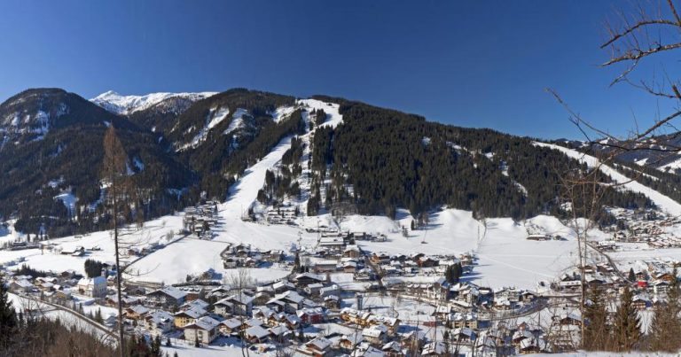 Flachau - Blick auf den Ort und den Berg Grießkar - bei Reisemagazin Plus