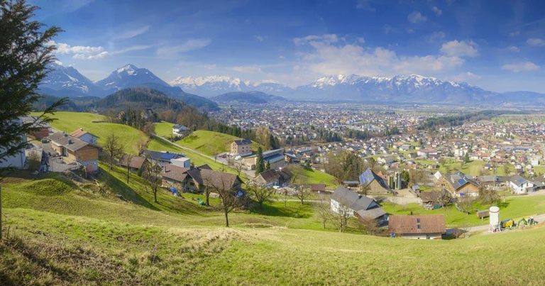 Liechtenstein - Blick ins Rheintal - bei Reisemagazin Plus