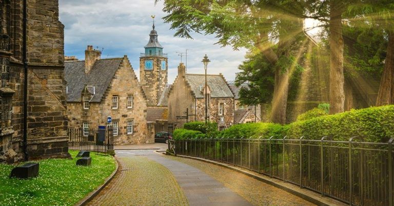 Stirling - Old Town im Gegenlicht - bei Reisemagazin Plus