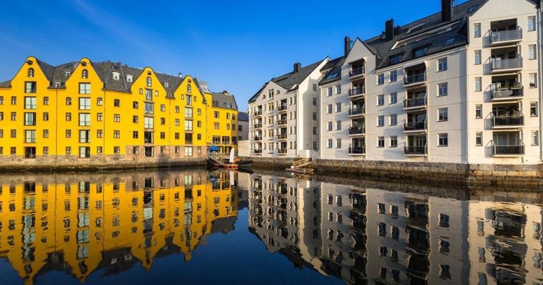 Alesund - Reflektierende Häuser - bei Reisemagazin Plus