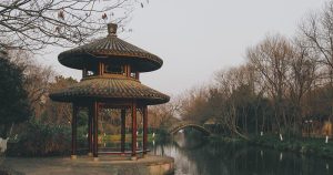Hangzhou - traditioneller chinesischer Pavillon bei Reisemagazin Plus