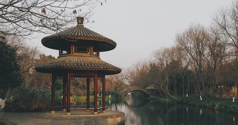 Hangzhou - traditioneller chinesischer Pavillon - bei Reisemagazin Plus