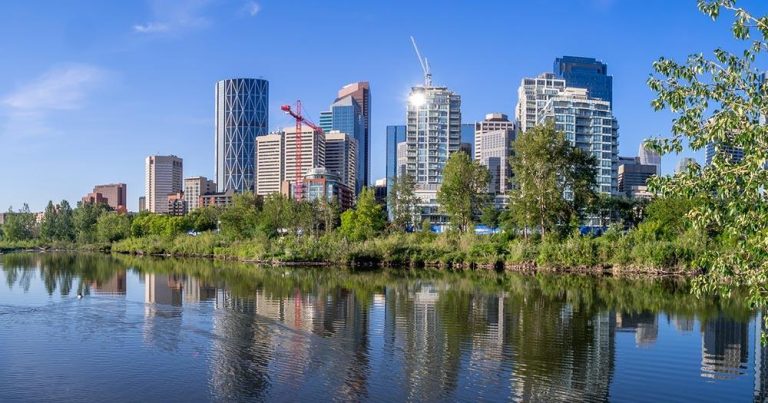 Calgary - Bowriver mit Skyline - bei Reisemagazin Plus
