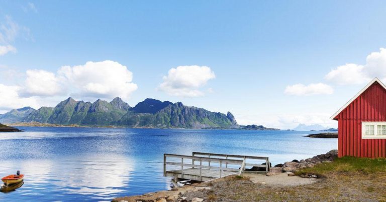 Lofoten - Rotes Haus am Fjordfjord