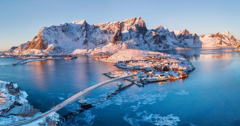 Lofoten - Panoramablick auf die Stadt und Brücke