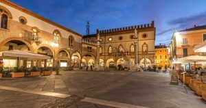 Ravenna - Marktplatz in der Abendsonne bei Reisemagazin Plus