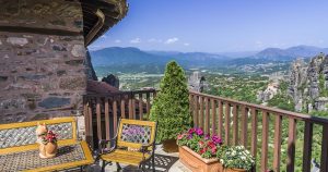 Meteora - Balkon des Klosters bei Reisemagazin Plus