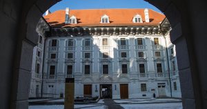 Eisenstadt - Schloss Innenhof bei Reisemagazin Plus