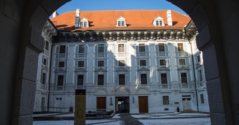 Eisenstadt - Schloss Innenhof - bei Reisemagazin Plus