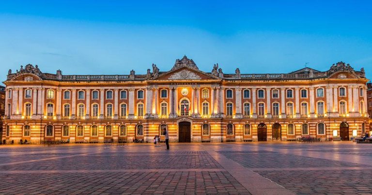 Toulouse -Le Capitole le soir - bei Reisemagazin Plus