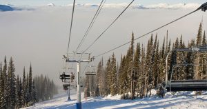 Revelstoke Mountain Resort - Liftfahrt aus dem Nebel bei Reisemagazin Plus