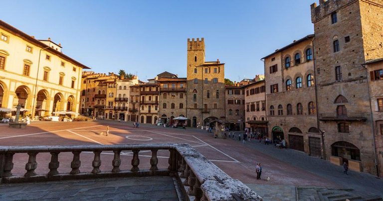 Arezzo - Piazza Grande - bei Reisemagazin Plus