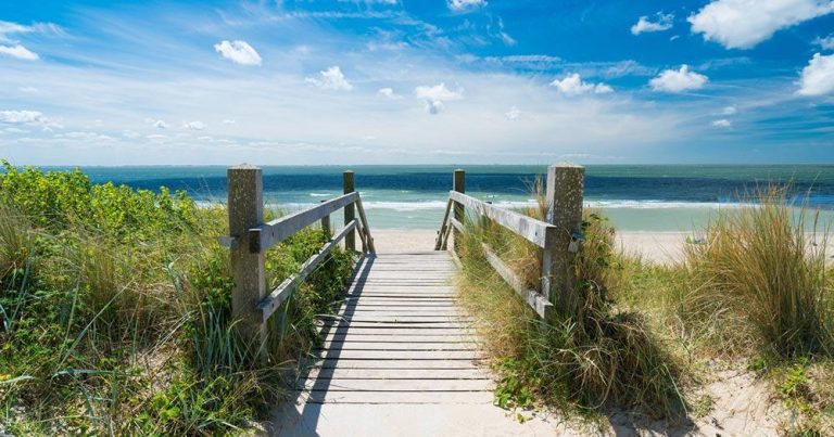 Zeeland - Brücke zum Strand