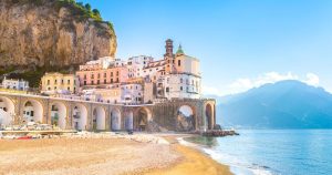 Amalfi Küste - morgendlicher Blick auf Atrani bei Reisemagazin Plus
