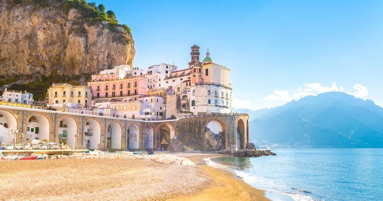 Amalfi Küste - morgendlicher Blick auf Atrani - bei Reisemagazin Plus