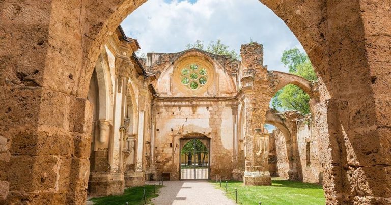 Saragossa - Eingang  Monastery of Piedra - bei Reisemagazin Plus
