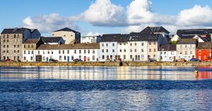 Galway - Häuserfront bei Reisemagazin Plus