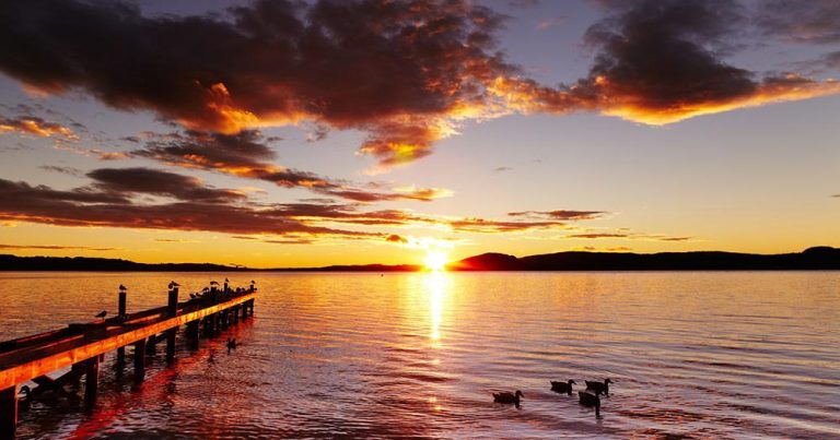 Rotorua / der Lake Rotorua bei Sonnenaufgang