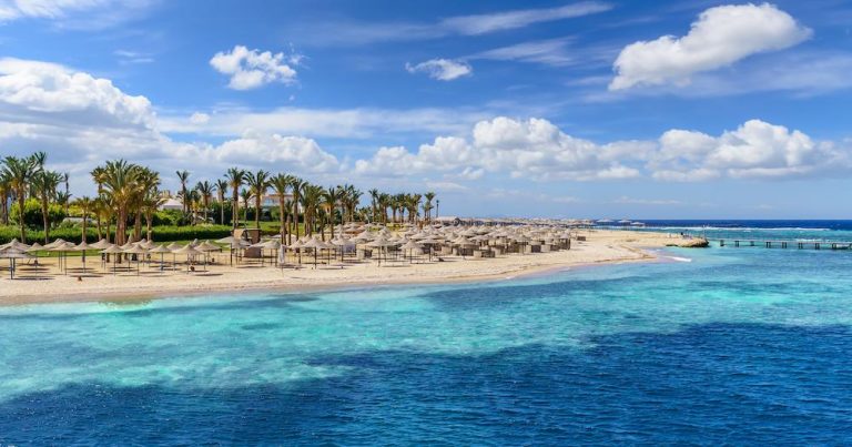 Marsa Alam - Strand, Meer, Palmen, Steg in Port Ghalib bei Reisemagazin Plus