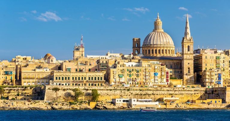 Valletta - Blick auf die Stadt vom Wasser aus bei Reisemagazin Plus